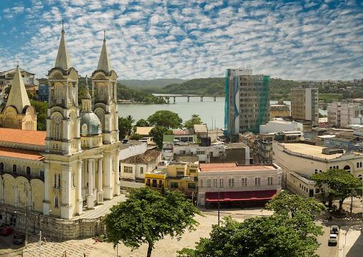 Imagem aérea da Catedral de São Sebastião com a cidade à direita
